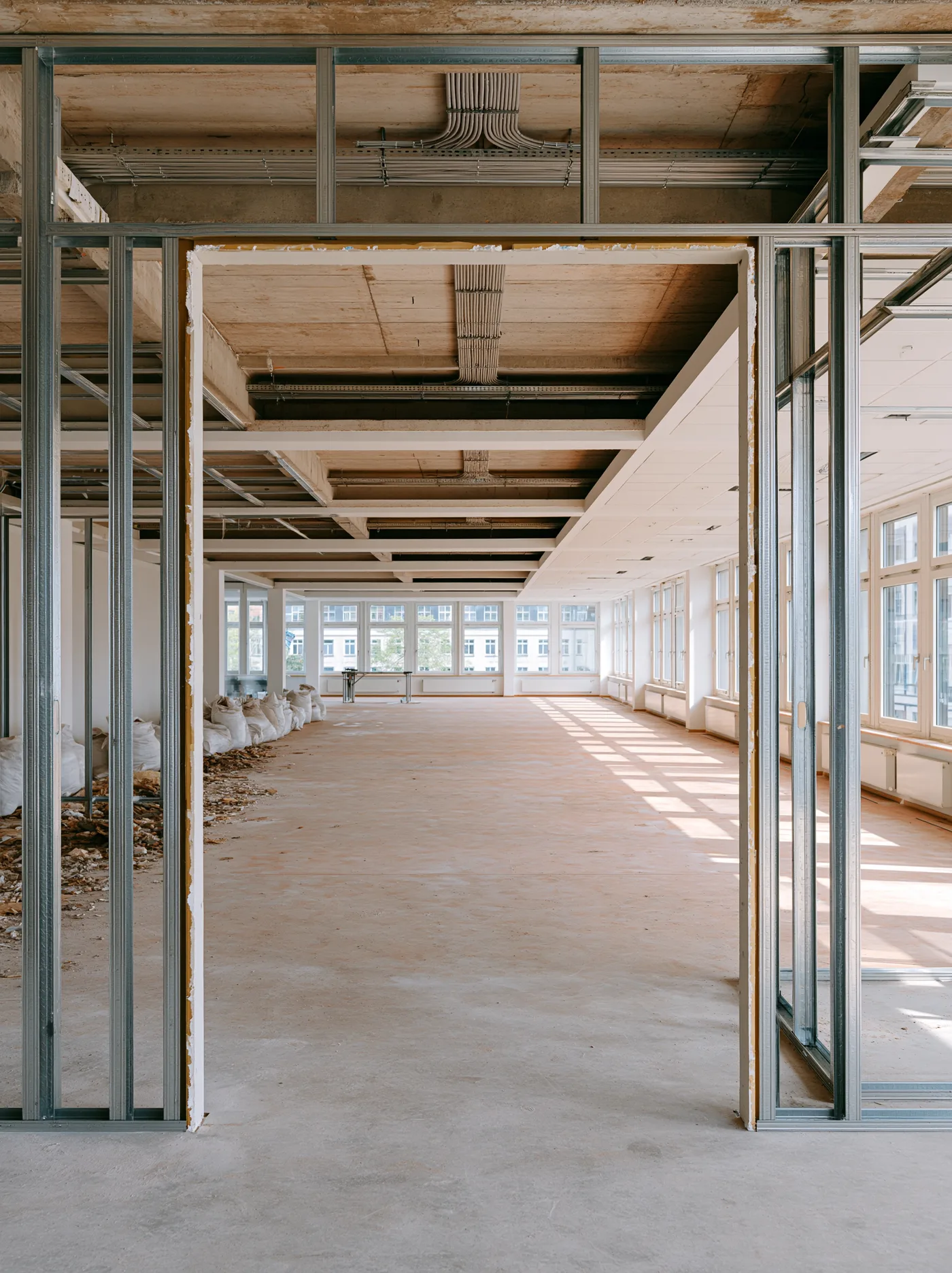 Leere Gewerbefläche nach dem Rückbau, bereit für den Ausbau